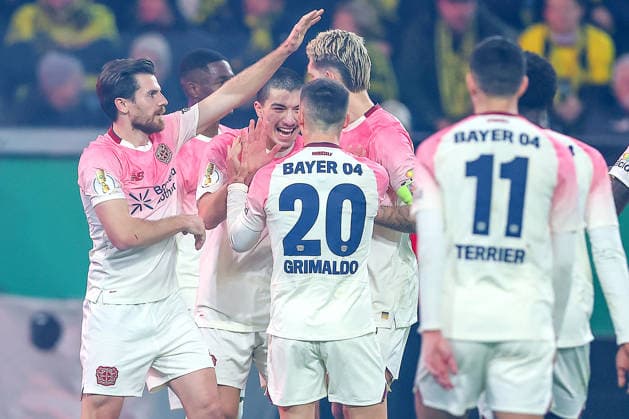02.12.2025, Fußball, DFB-Pokal, Borussia Dortmund - Bayer 04 Leverkusen, Achtelfinale, Signal Iduna Park, Saison 2025 2026: Torjubel nach dem Tor zum 1:0 durch Torschütze Ibrahim Maza (Bayer04 30) zusammen mit der Mannschaft DFB regulations prohibit any use of photographs as image sequences and or quasi-video. Nordrhein-Westfalen Deutschland
