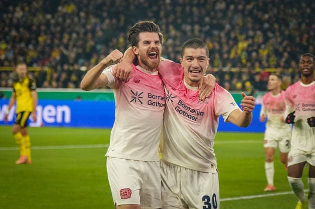 Deutschland: Fussball DFB-Pokal 2025 26, Achtelfinale - Borussia Dortmund vs Bayer 04 Leverkusen - Signal-Iduna-Park (Dortmund): Tor und Torjubel zum 0:1 durch Ibrahim Maza (Bayer Leverkusen, 30) Freude, Emotionen, Jubel mit Jonas Hofmann (Bayer Leverkusen, 7) Dortmund Nordrhein-Westfalen Deutschland Copyright: xJOERANxSTEINSIEKx