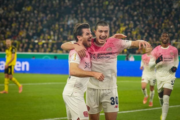 Deutschland: Fussball DFB-Pokal 2025 26, Achtelfinale - Borussia Dortmund vs Bayer 04 Leverkusen - Signal-Iduna-Park (Dortmund): Tor und Torjubel zum 0:1 durch Ibrahim Maza (Bayer Leverkusen, 30) Freude, Emotionen, Jubel mit Jonas Hofmann (Bayer Leverkusen, 7) Dortmund Nordrhein-Westfalen Deutschland Copyright: xJOERANxSTEINSIEKx
