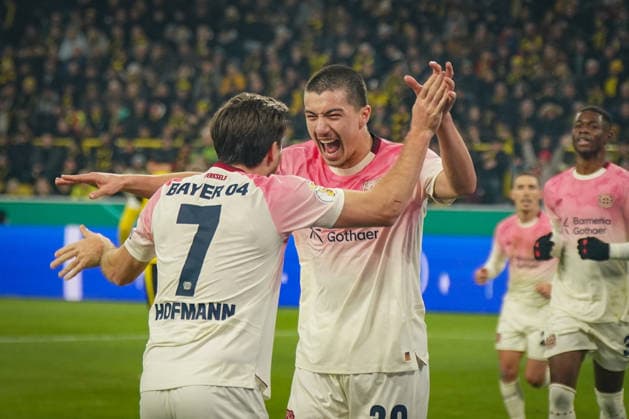 Deutschland: Fussball DFB-Pokal 2025 26, Achtelfinale - Borussia Dortmund vs Bayer 04 Leverkusen - Signal-Iduna-Park (Dortmund): Tor und Torjubel zum 0:1 durch Ibrahim Maza (Bayer Leverkusen, 30) Freude, Emotionen, Jubel mit Jonas Hofmann (Bayer Leverkusen, 7) Dortmund Nordrhein-Westfalen Deutschland Copyright: xJOERANxSTEINSIEKx