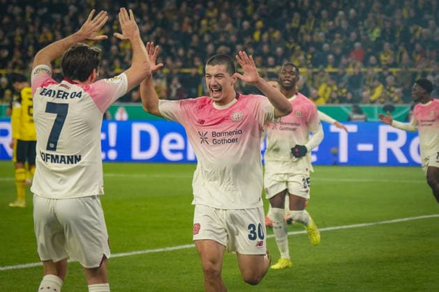 Deutschland: Fussball DFB-Pokal 2025 26, Achtelfinale - Borussia Dortmund vs Bayer 04 Leverkusen - Signal-Iduna-Park (Dortmund): Tor und Torjubel zum 0:1 durch Ibrahim Maza (Bayer Leverkusen, 30) Freude, Emotionen, Jubel mit Jonas Hofmann (Bayer Leverkusen, 7) Dortmund Nordrhein-Westfalen Deutschland Copyright: xJOERANxSTEINSIEKx