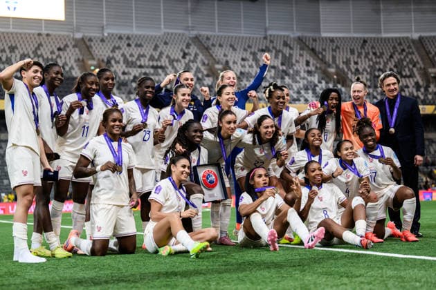 251202 Players of France celebrate with their bronze medals after the Women s Nations League bronze medal second leg match between Sweden and France on December 2, 2025 in Stockholm. Photo: Joel Marklund BILDBYRAN kod JM JM0754 bbeng fotboll football soccer fotball nations league uefa women s nations league bronsmatch bronze medal match dam sverige sweden frankrike france jubel Copyright: JOELxMARKLUND BB251202JM061