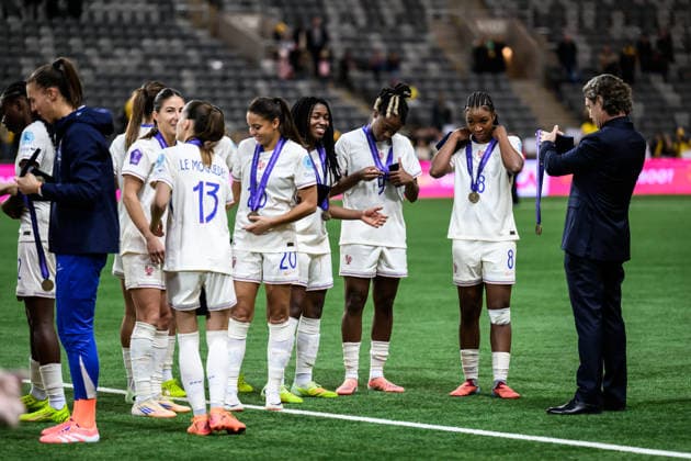 251202 Players of France celebrate with their bronze medals after the Women s Nations League bronze medal second leg match between Sweden and France on December 2, 2025 in Stockholm. Photo: Joel Marklund BILDBYRAN kod JM JM0754 bbeng fotboll football soccer fotball nations league uefa women s nations league bronsmatch bronze medal match dam sverige sweden frankrike france jubel Copyright: JOELxMARKLUND BB251202JM062