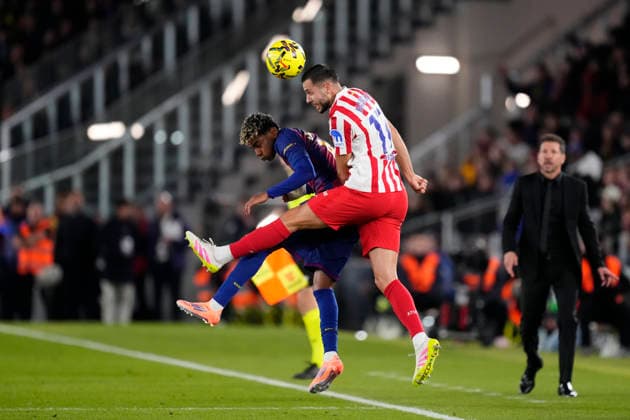 FC Barcelona, Barca v Atletico de Madrid - LaLiga EA Sports David Hancko centre-back of Atletico de Madrid and Slovakia and Lamine Yamal right winger of Barcelona and Spain compete for the ball during the La Liga EA Sports match between FC Barcelona and Atletico de Madrid at Spotify Camp Nou on December 2, 2025 in Barcelona, Spain. Barcelona Spain  Copyright: xJosexBretonx originalFilename:bretonhernandez-fcbarcel251202_npO6W.jpg