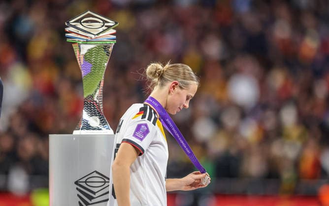 ESP, Madrid, Spanien vs Deutschland, Länderspiel, Fussball, UEFA, Spielzeit 2025 2026, Womens Nations League, Riyadh Air Metropolitano, Finale im Bild: Enttäuschung bei Deutschland nach der Niederlage gegen Spanien im Nations League Finale, Klara Bühl (Deutschland 19) DFB DFL REGULATIONS PROHIBIT ANY USE OF PHOTOGRAPHS AS IMAGE SEQUENCES AND OR QUASI-VIDEO, 02.12.2025 Copyright: HMBxMedia HendrikxHamelau