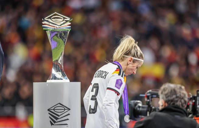 ESP, Madrid, Spanien vs Deutschland, Länderspiel, Fussball, UEFA, Spielzeit 2025 2026, Womens Nations League, Riyadh Air Metropolitano, Finale im Bild: Enttäuschung bei Deutschland nach der Niederlage gegen Spanien im Nations League Finale, Kathrin Hendrich (Deutschland 3) DFB DFL REGULATIONS PROHIBIT ANY USE OF PHOTOGRAPHS AS IMAGE SEQUENCES AND OR QUASI-VIDEO, 02.12.2025 Copyright: HMBxMedia HendrikxHamelau