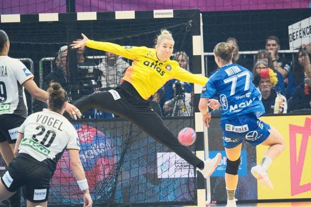 02.12.2025 xkhx Dormund, Westfallenhalle Handball-WM der Frauen Hauptrunde Deutschland gegen Färöer-Inseln Jana Mittun (Farör) gegen Torwart Katharina Filter (Deutschland)