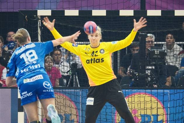 02.12.2025 xkhx Dormund, Westfallenhalle Handball-WM der Frauen Hauptrunde Deutschland gegen Färöer-Inseln Pernille Brandenborg (Faroer) gegen Torwart Katharina Filter (GER)