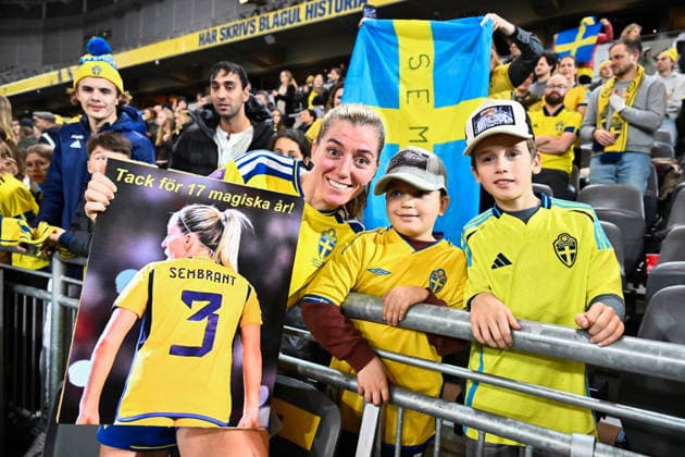 STOCKHOLM, SWEDEN 20251202 Sweden s Linda Sembrant with fans after playing her final international match, Länderspiel, Nationalmannschaft in the Nations League bronze medal match between Sweden and France at 3Arena on Tuesday night. STOCKHOLM SWEDEN x10030x