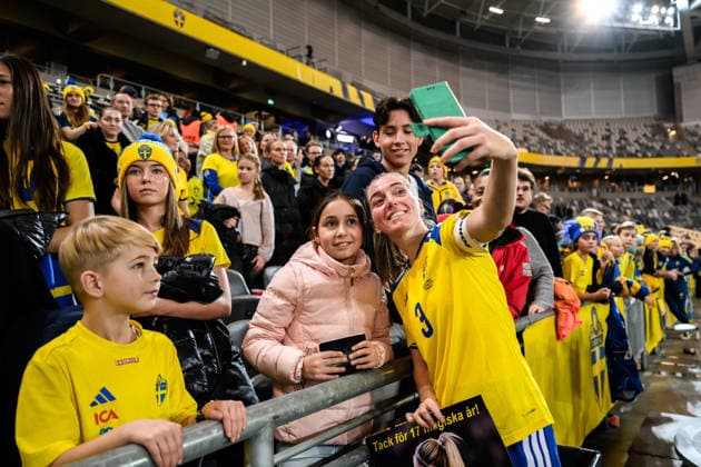 251202 Linda Sembrant of Sweden with fans after the Women s Nations League bronze medal second leg match between Sweden and France on December 2, 2025 in Stockholm. Photo: Joel Marklund BILDBYRAN kod JM JM0754 bbeng fotboll football soccer fotball nations league uefa women s nations league bronsmatch bronze medal match dam sverige sweden frankrike france publik Copyright: JOELxMARKLUND BB251202JM063