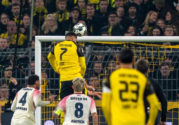 Kopfball, header: Jobe BELLINGHAM (Borussia Dortmund, 7) Borussia Dortmund - Bayer Leverkusen, DFB Pokal Achtelfinale (Round of 16) in Dortmund, Signal Iduna Park DFL regulations prohibit any use of photographs as image sequences and or quasi-video. Copyright: HMBxMedia xMarcoxBader