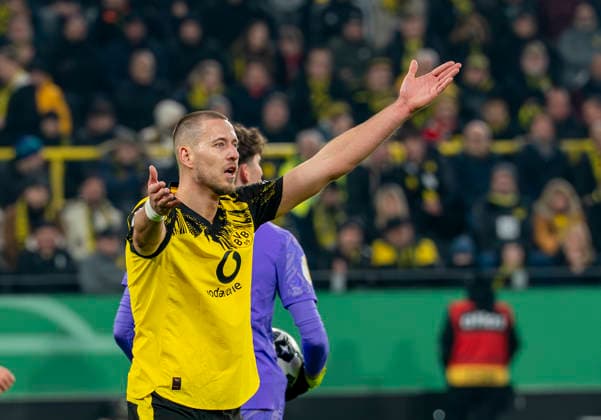 Waldemar ANTON (Borussia Dortmund, 3) reklamiert, complain Borussia Dortmund - Bayer Leverkusen, DFB Pokal Achtelfinale (Round of 16) in Dortmund, Signal Iduna Park DFL regulations prohibit any use of photographs as image sequences and or quasi-video. Copyright: HMBxMedia xMarcoxBader