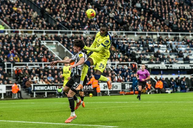 Premier League Newcastle United v Tottenham Hotspur Randal Kolo Muani of Tottenham Hotspur jumps up to win the high ball sending it behind for a goal kick during the Premier League match Newcastle United vs Tottenham Hotspur at St. James s Park, Newcastle, United Kingdom, 2nd December 2025 (Photo by Alfie Cosgrove News Images) Newcastle St. James s Park Tyne and Wear United Kingdom Copyright: xAlfiexCosgrove NewsxImagesx