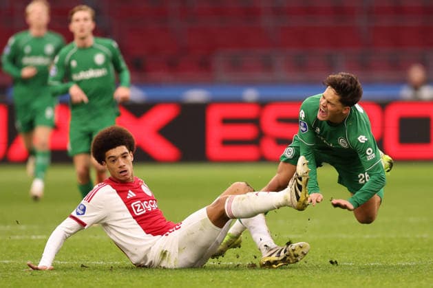 Aaron Bouwman of AFC Ajax battles for the ball with Thom van Bergen of FC Groningen during the match AFC Ajax Amsterdam vs FC Groningen at the Johan Cruijff ArenA for the Dutch Vriendenloterij Eredivisie season 2025-2026 in AMSTERDAM, Netherlands on 1 december 2025, (photo by Peter Lous EYE4images DeFodi Images)