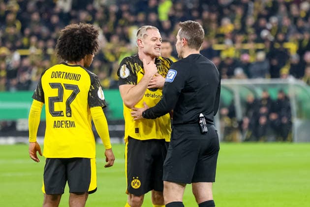 Julian Ryerson (Borussia Dortmund) und Schiedsrichter Tobias Stieler GER, Borussia Dortmund gegen Bayer Leverkusen, Fussball, DFB-Pokal, Achtelfinale, Spielzeit 2025 2026, 02.12.2025 DFL REGULATIONS PROHIBIT ANY USE OF PHOTOGRAPHS AS IMAGE SEQUENCES AND OR QUASI-VIDEO GER, Borussia Dortmund gegen Bayer Leverkusen, Fussball, DFB-Pokal, Achtelfinale, Spielzeit 2025 2026, 02.12.2025 Dortmund Copyright: xEibner-Pressefoto FrankxZeisingx EP_FZG