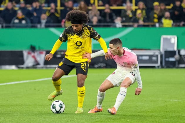 Zweikampf zwischen Karim Adeyemi (Borussia Dortmund) und Alejandro Grimaldo (Bayer Leverkusen) GER, Borussia Dortmund gegen Bayer Leverkusen, Fussball, DFB-Pokal, Achtelfinale, Spielzeit 2025 2026, 02.12.2025 DFL REGULATIONS PROHIBIT ANY USE OF PHOTOGRAPHS AS IMAGE SEQUENCES AND OR QUASI-VIDEO GER, Borussia Dortmund gegen Bayer Leverkusen, Fussball, DFB-Pokal, Achtelfinale, Spielzeit 2025 2026, 02.12.2025 Dortmund Copyright: xEibner-Pressefoto FrankxZeisingx EP_FZG