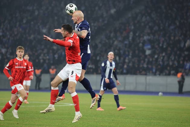 Hertha BSC - 1. FC Kaiserslautern, 02.12.2025 BERLIN, DEUTSCHLAND - DECEMBER 2: Kopfball, Kopfballduell zwischen Ragnar Ache (Kaiserslautern 9) und Toni Leistner (Hertha BSC 37), während des DFB Cup DFB Pokal Spiels (round 2) zwischen Hertha BSC - 1. FC Kaiserslautern at Olympiastadion am December 2, 2025 in Berlin, Deutschland. DFL REGULATIONS PROHIBIT ANY USE OF PHOTOGRAPHS AS IMAGE SEQUENCES AND OR QUASI-VIDEO. Copyright: xBEAUTIFULxSPORTS Frankex