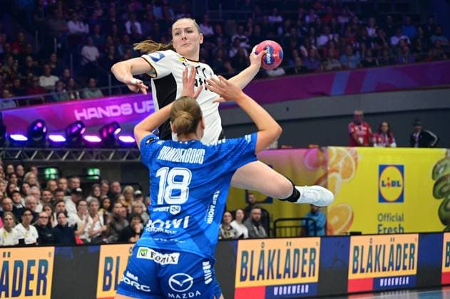 02.12.2025 xkhx Dormund, Westfallenhalle Handball-WM der Frauen Hauptrunde Deutschland gegen Färöer-Inseln Pernille Brandenborg (Faroer) gegen Viola Leuchter (GER)
