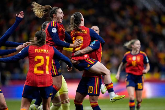 December 2, 2025, Madrid, Madrid, Spain: Alexia Putellas, Eva Navarro and Jennifer Hermoso of Spain celebrate the victory during the UEFA Women s Nations League 2025 final second leg match between Spain and Germany at Riyadh Air Metropolitano stadium on December 02, 2025 in Madrid, Spain. Madrid Spain - ZUMAa181 20251202_zaa_a181_253 Copyright: xOscarxJ.xBarrosox