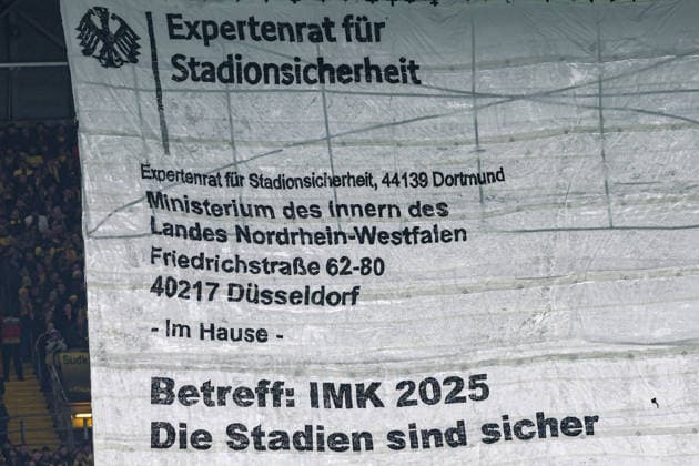 Fußball DFB Pokal - Borussia Dortmund - Bayer 04 Leverkusen am 02.12.2025 im Signal Iduna Park in Dortmund Die Borussia Dortmund Fans auf der Südtribüne Suedtribuene mit einer Protest Aktion gegen die IMK - Die Stadien sind sicher