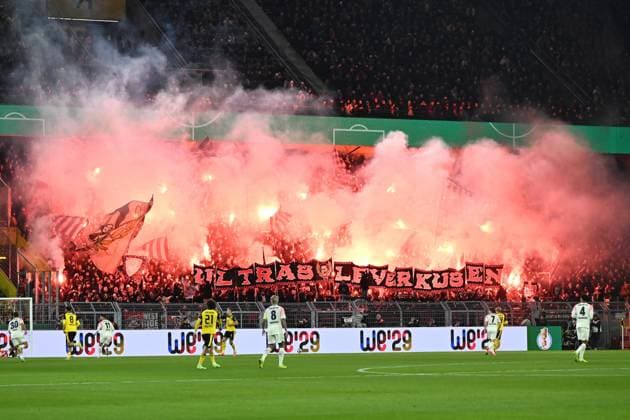Fans Leverkusen Fans mit Pyrotechnik waehrend des DFB-Pokal Spiels zwischen Borussia Dortmund v Bayer 04 Leverkusen, Signal-Iduna-Park am 02. December 2025 in Dortmund, Deutschland. (Foto von Ralf Treese DeFodi Images) +++ Fans Leverkusen supporters use pyrotechnics during the DFB-Pokal match between Borussia Dortmund v Bayer 04 Leverkusen at Signal-Iduna-Park on December 2, 2025 in Dortmund, Germany. (Photo by Ralf Treese DeFodi Images) (Photo by Ralf Treese DeFodi Images)