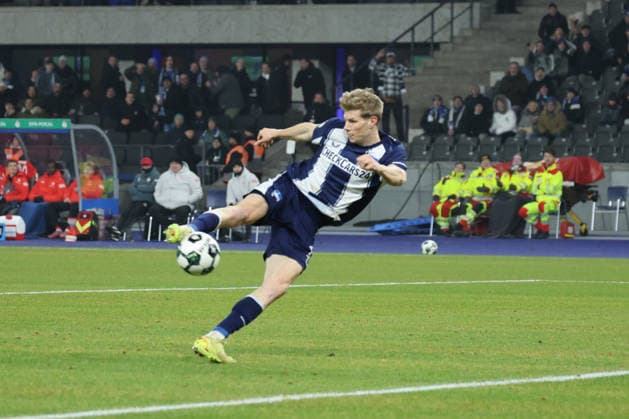 Hertha BSC - 1. FC Kaiserslautern, 02.12.2025 BERLIN, DEUTSCHLAND - DECEMBER 2: Tor, Luca Schuler (Hertha BSC 18) trift zum 3:0 ins Tor. während des DFB Cup DFB Pokal Spiels (round 2) zwischen Hertha BSC - 1. FC Kaiserslautern at Olympiastadion am December 2, 2025 in Berlin, Deutschland. DFL REGULATIONS PROHIBIT ANY USE OF PHOTOGRAPHS AS IMAGE SEQUENCES AND OR QUASI-VIDEO. Copyright: xBEAUTIFULxSPORTS Frankex