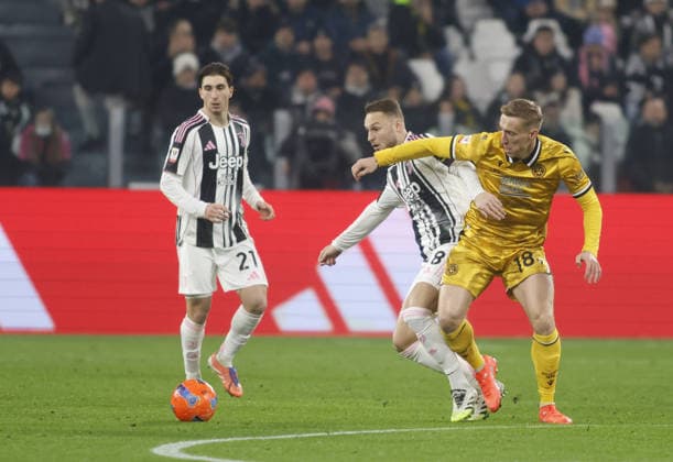 Adam Buksa of Udinese Calcio and Teun Koopmeiners of Juventus FC during the Coppa Itallia, 2025 26 season, football match between Juventus FC and Udinese Calcio on 02 Dicember 2025, at Allianz Stadium, Turin, taly. Photo Nderim KACELI  Copyright: xNderimxKaceli IPAxSportx xipa-agency.netx xx IPA_68653604 IPA_Agency_IPA68653604
