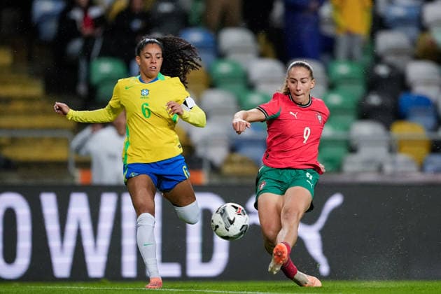 AVEIRO, PORTUGAL - DECEMBER 2: Carolina Santiago of Portugal (R) passes the ball under pressure from Yasmim of Brazil (L) during a Women?s International Friendly, Länderspiel, Nationalmannschaft match between Portugal and Brazil at Estádio Municipal de Aveiro on December 2, 2025 in Aveiro, Portugal. (Photo by Pedro Loureiro Sports Press Photo) Copyright: xPedroxLoureiro SportsxPressxPhotx Sportspressphoto_SPR69151