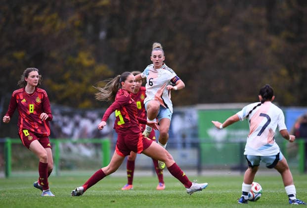 Fußball EM Qualifikation U19-Juniorinnen: Deutschland - Spanien am 02.12.2025 in der Sportschule Wedau in Duisburg v.l.n.r.: Lotta Wrede ( Deutschland ), Leonie Köpp ( Deutschland ), Irune Dorado ( Spanien ), Folgado ( Spanien ) DFB regulations prohibit any use of photographs as image sequences and or quasi-video. Nordrhein-Westfalen Deutschland