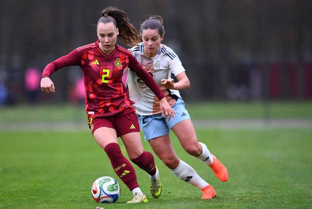 Fußball EM Qualifikation U19-Juniorinnen: Deutschland - Spanien am 02.12.2025 in der Sportschule Wedau in Duisburg Felicia Sträßer ( Deutschland ), vorne - Aiara Agirrezabala ( Spanien ), hinten DFB regulations prohibit any use of photographs as image sequences and or quasi-video. Nordrhein-Westfalen Deutschland