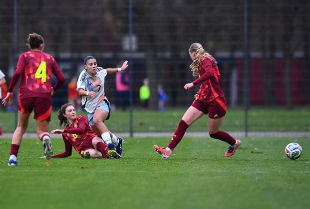 Fußball EM Qualifikation U19-Juniorinnen: Deutschland - Spanien am 02.12.2025 in der Sportschule Wedau in Duisburg v.l.n.r.: Lina Szaraz ( Deutschland ), Lotta Wrede ( Deutschland ), Zoe Schick ( Deutschland ), Marie Gmeineder ( Deutschland ) DFB regulations prohibit any use of photographs as image sequences and or quasi-video. Nordrhein-Westfalen Deutschland