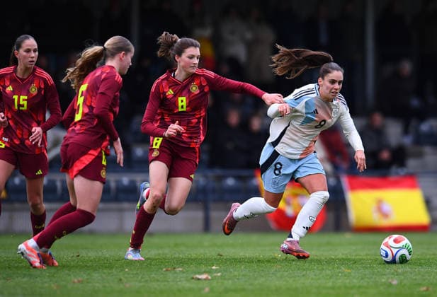 Fußball EM Qualifikation U19-Juniorinnen: Deutschland - Spanien am 02.12.2025 in der Sportschule Wedau in Duisburg v.l.n.r.: Maj Schneider ( Deutschland ), Marie Gmeineder ( Deutschland ), Lotta Wrede ( Deutschland ), Aiona Gomez ( Spanien ) DFB regulations prohibit any use of photographs as image sequences and or quasi-video. Nordrhein-Westfalen Deutschland