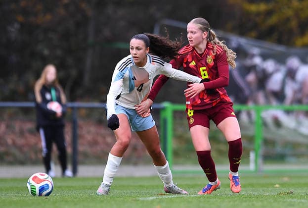 Fußball EM Qualifikation U19-Juniorinnen: Deutschland - Spanien am 02.12.2025 in der Sportschule Wedau in Duisburg Silvi Cristobal ( Spanien ), links - Marie Gmeineder ( Deutschland ), rechts DFB regulations prohibit any use of photographs as image sequences and or quasi-video. Nordrhein-Westfalen Deutschland
