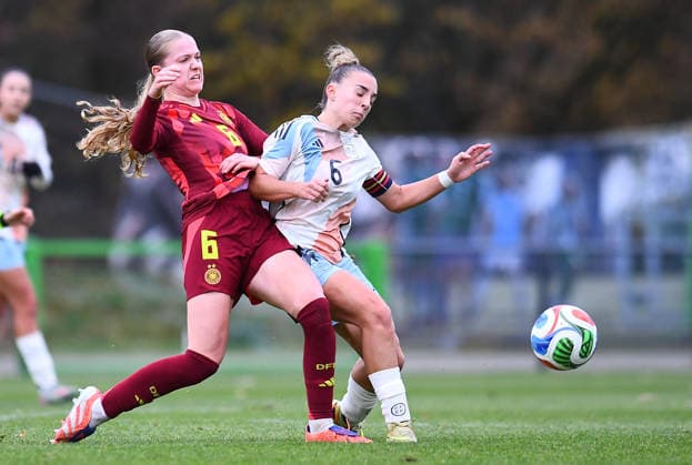 Fußball EM Qualifikation U19-Juniorinnen: Deutschland - Spanien am 02.12.2025 in der Sportschule Wedau in Duisburg Marie Gmeineder ( Deutschland ), links - Irune Dorado ( Spanien ), rechts DFB regulations prohibit any use of photographs as image sequences and or quasi-video. Nordrhein-Westfalen Deutschland