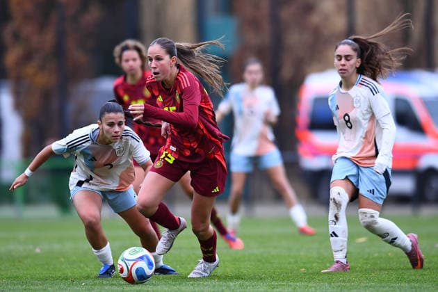 Fußball EM Qualifikation U19-Juniorinnen: Deutschland - Spanien am 02.12.2025 in der Sportschule Wedau in Duisburg Folgado ( Spanien ), links - Maj Schneider ( Deutschland ), mitte - Aiona Gomez ( Spanien ), rechts DFB regulations prohibit any use of photographs as image sequences and or quasi-video. Nordrhein-Westfalen Deutschland