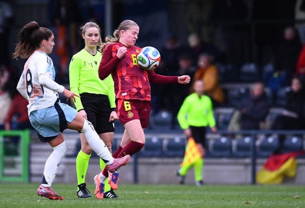Fußball EM Qualifikation U19-Juniorinnen: Deutschland - Spanien am 02.12.2025 in der Sportschule Wedau in Duisburg Aiona Gomez ( Spanien ), links - Marie Gmeineder ( Deutschland ), rechts DFB regulations prohibit any use of photographs as image sequences and or quasi-video. Nordrhein-Westfalen Deutschland
