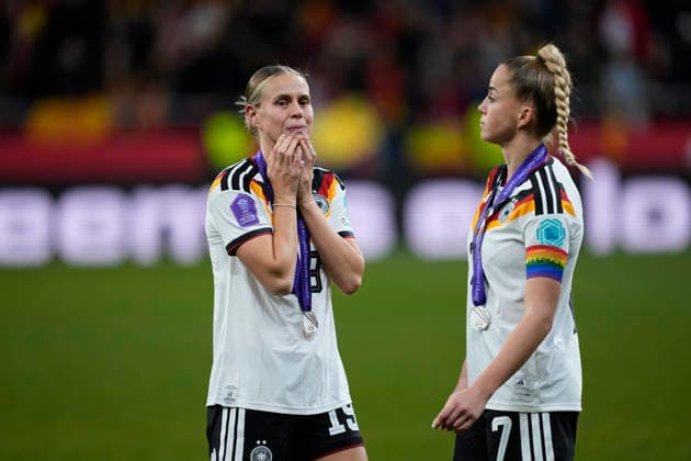 December 2, 2025, Madrid, Madrid, Spain: Klara Buhl and Giulia Gwinn of Germany laments with the second place medal during the UEFA Women s Nations League 2025 final second leg match between Spain and Germany at Riyadh Air Metropolitano stadium on December 02, 2025 in Madrid, Spain. Madrid Spain - ZUMAa181 20251202_zaa_a181_279 Copyright: xOscarxJ.xBarrosox