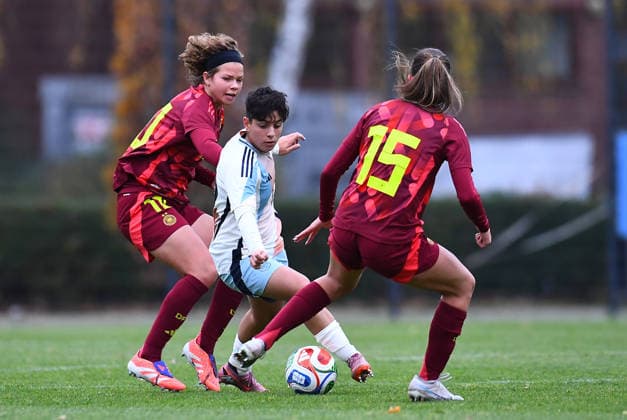 Fußball EM Qualifikation U19-Juniorinnen: Deutschland - Spanien am 02.12.2025 in der Sportschule Wedau in Duisburg Maj Schneider ( Deutschland ), vorne - Emma Moreno ( Spanien ), mitte - Rosa Rückert ( Deutschland ), hinten DFB regulations prohibit any use of photographs as image sequences and or quasi-video. Nordrhein-Westfalen Deutschland