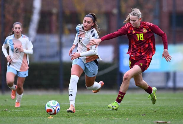 Fußball EM Qualifikation U19-Juniorinnen: Deutschland - Spanien am 02.12.2025 in der Sportschule Wedau in Duisburg Iris Santiago ( Spanien ), links - Mia-Lena Maas ( Deutschland ), rechts DFB regulations prohibit any use of photographs as image sequences and or quasi-video. Nordrhein-Westfalen Deutschland