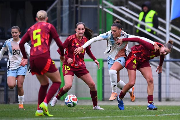 Fußball EM Qualifikation U19-Juniorinnen: Deutschland - Spanien am 02.12.2025 in der Sportschule Wedau in Duisburg v.l.n.r.: Natalia Escot ( Spanien ), Luzie Zähringer ( Deutschland ), Maj Schneider ( Deutschland ), Iris Santiago ( Spanien ), Lina Szaraz ( Deutschland ) DFB regulations prohibit any use of photographs as image sequences and or quasi-video. Nordrhein-Westfalen Deutschland