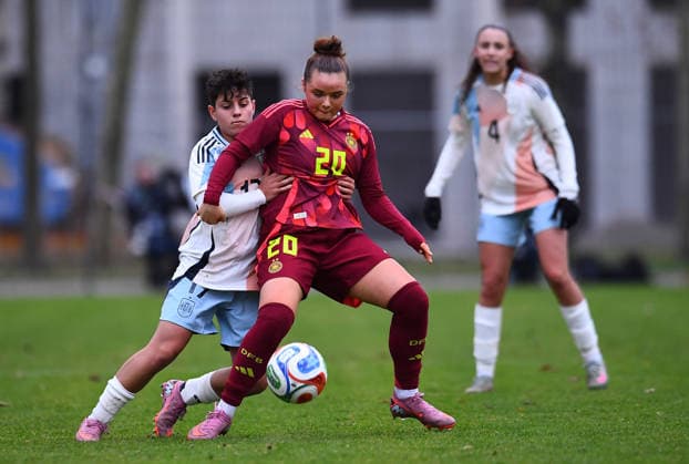 Fußball EM Qualifikation U19-Juniorinnen: Deutschland - Spanien am 02.12.2025 in der Sportschule Wedau in Duisburg Amy Wrigge ( Deutschland ), vorne - Emma Moreno ( Spanien ), hinten DFB regulations prohibit any use of photographs as image sequences and or quasi-video. Nordrhein-Westfalen Deutschland