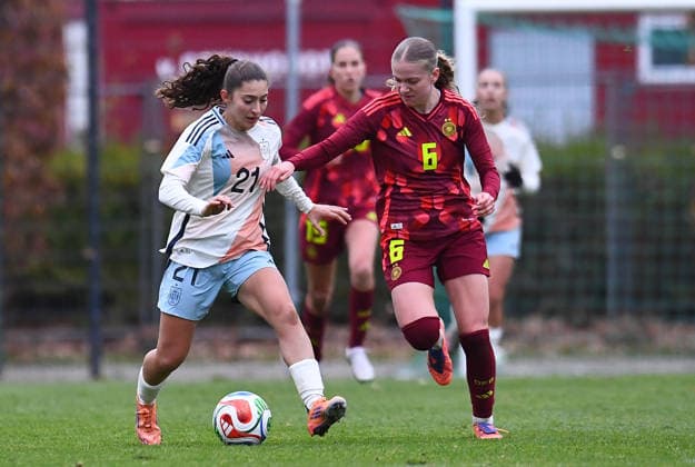 Fußball EM Qualifikation U19-Juniorinnen: Deutschland - Spanien am 02.12.2025 in der Sportschule Wedau in Duisburg Elene Gurtubay ( Spanien ), links - Marie Gmeineder ( Deutschland ), rechts DFB regulations prohibit any use of photographs as image sequences and or quasi-video. Nordrhein-Westfalen Deutschland