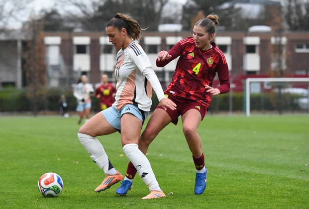 Fußball EM Qualifikation U19-Juniorinnen: Deutschland - Spanien am 02.12.2025 in der Sportschule Wedau in Duisburg Iris Santiago ( Spanien ), links - Lina Szaraz ( Deutschland ), rechts DFB regulations prohibit any use of photographs as image sequences and or quasi-video. Nordrhein-Westfalen Deutschland