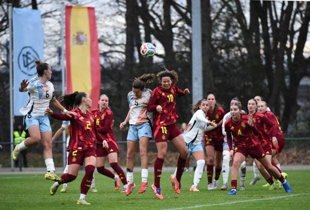 Fußball EM Qualifikation U19-Juniorinnen: Deutschland - Spanien am 02.12.2025 in der Sportschule Wedau in Duisburg Amaya ( Spanien ), links - Rosa Rückert ( Deutschland ), rechts DFB regulations prohibit any use of photographs as image sequences and or quasi-video. Nordrhein-Westfalen Deutschland