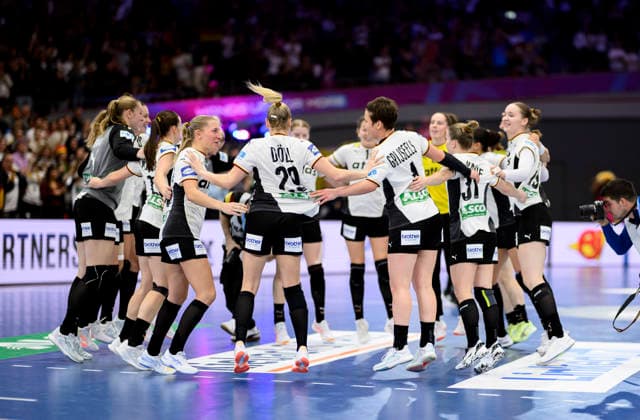 Schlussjubel Team GER, Mannschaft, Handball Weltmeisterschaft 2025, Hauptrunde 1. Spieltag, Deutschland (GER) - Faeroeer (FRO), am 02.12.2025 in Dortmund Deutschland. Handball WM der Frauen vom 26.11.-14.12.2025 in Deutschland Niederlande. Â