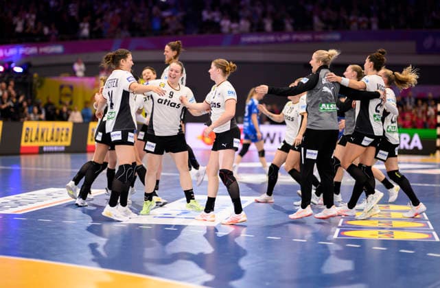 Schlussjubel Team GER, Mannschaft, Handball Weltmeisterschaft 2025, Hauptrunde 1. Spieltag, Deutschland (GER) - Faeroeer (FRO), am 02.12.2025 in Dortmund Deutschland. Handball WM der Frauen vom 26.11.-14.12.2025 in Deutschland Niederlande. Â