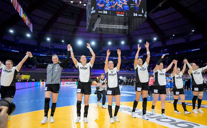 Schlussjubel Team GER, Mannschaft, La Ola, Handball Weltmeisterschaft 2025, Hauptrunde 1. Spieltag, Deutschland (GER) - Faeroeer (FRO), am 02.12.2025 in Dortmund Deutschland. Handball WM der Frauen vom 26.11.-14.12.2025 in Deutschland Niederlande. Â