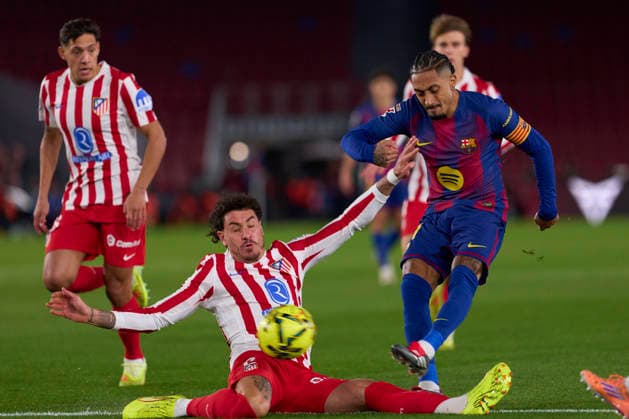 FC Barcelona, Barca v Atletico de Madrid - LaLiga EA Sports BARCELONA, SPAIN - DECEMBER 02: Raphinha of FC Barcelona competes for the ball with Jose Maria Gimenez of Atletico de Madrid during the LaLiga EA Sports match between FC Barcelona and Atletico de Madrid at Spotify Camp Nou on December 02, 2025 in Barcelona, Spain. (Photo by Gerard Franco Photo Players Images Magara Press) Barcelona Spotify Camp Nou Stadium Spain Copyright: xGerardxFrancox