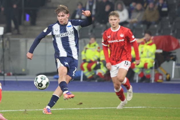 Hertha BSC - 1. FC Kaiserslautern, 02.12.2025 BERLIN, DEUTSCHLAND - DECEMBER 2: Kennet Eichhorn (Hertha BSC 23) beim Torschuss auf das Tor, während des DFB Cup DFB Pokal Spiels (round 2) zwischen Hertha BSC - 1. FC Kaiserslautern at Olympiastadion am December 2, 2025 in Berlin, Deutschland. DFL REGULATIONS PROHIBIT ANY USE OF PHOTOGRAPHS AS IMAGE SEQUENCES AND OR QUASI-VIDEO. *** Hertha BSC 1 FC Kaiserslautern, 02 12 2025 BERLIN, GERMANY DECEMBER 2 Kennet Eichhorn Hertha BSC 23 taking a shot on goal, during the DFB Cup DFB Pokal match round 2 between Hertha BSC 1 FC Kaiserslautern at Olympiastadion on December 2, 2025 in Berlin, Germany DFL REGULATIONS PROHIBIT ANY USE OF PHOTOGRAPHS AS IMAGE SEQUENCES AND OR QUASI VIDEO Copyright: xBEAUTIFULxSPORTS Frankex