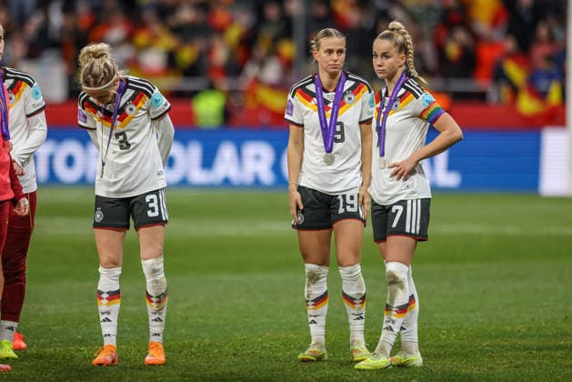 ESP, Madrid, Spanien vs Deutschland, Länderspiel, Fussball, UEFA, Spielzeit 2025 2026, Womens Nations League, Riyadh Air Metropolitano, Finale im Bild: Enttäuschung bei Deutschland nach der Niederlage im Finale gegen Spanien, Klara Bühl (Deutschland 19), Giulia Gwinn (Deutschland 7) DFB DFL REGULATIONS PROHIBIT ANY USE OF PHOTOGRAPHS AS IMAGE SEQUENCES AND OR QUASI-VIDEO, 02.12.2025 Copyright: HMBxMedia HendrikxHamelau